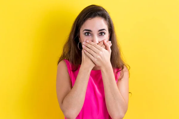 Jonge vrouw bedekken haar mond — Stockfoto