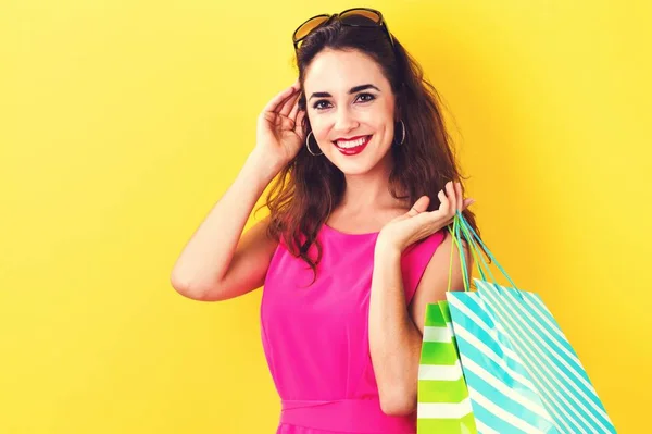 Mujer joven feliz sosteniendo bolsas de compras — Foto de Stock