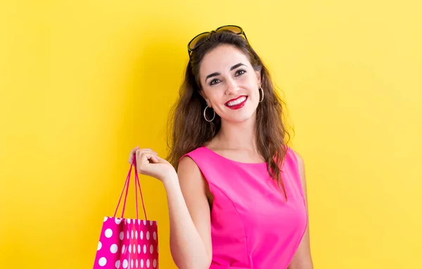 Feliz joven mujer sosteniendo una bolsa de compras —  Fotos de Stock