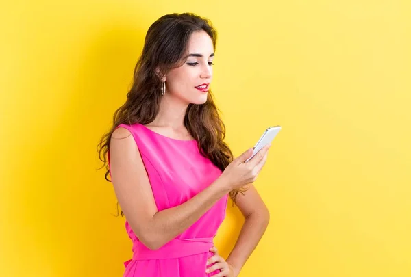 Junge Frau benutzt ihr Handy — Stockfoto