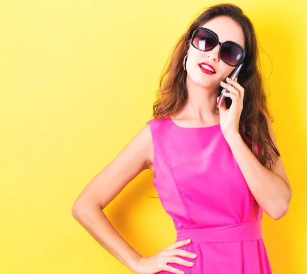 Young woman talking on the phone — Stock Photo, Image