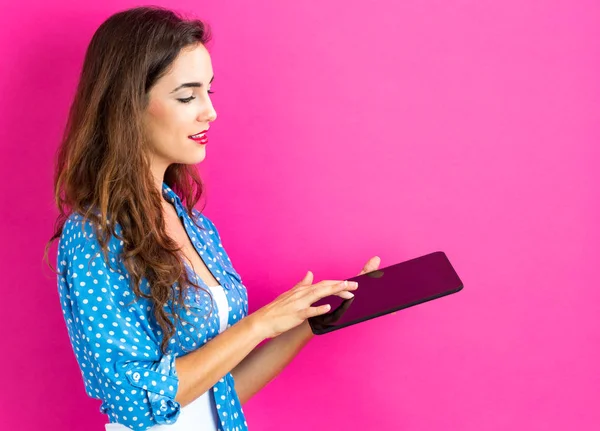 Mujer joven usando su mesa — Foto de Stock