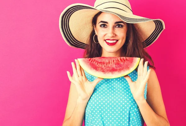 Feliz joven mujer sosteniendo sandía — Foto de Stock