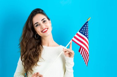 Genç kadın holding Amerikan bayrağı