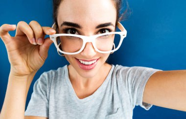 Genç bir kadın selfie çekiyor.