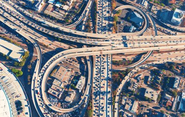Los Angeles'ta bir otoyolun kavşak havadan görünümü