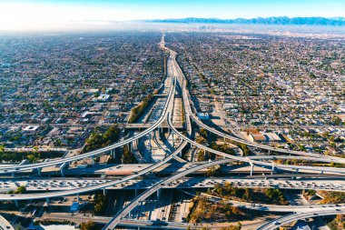 Los Angeles'ta bir otoyolun kavşak havadan görünümü