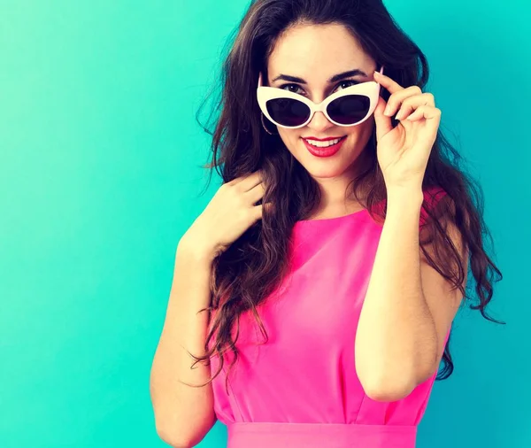 Jeune femme avec des lunettes de soleil — Photo