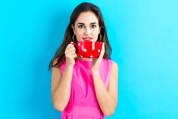 Glückliche junge Frau trinkt Kaffee — Stockfoto