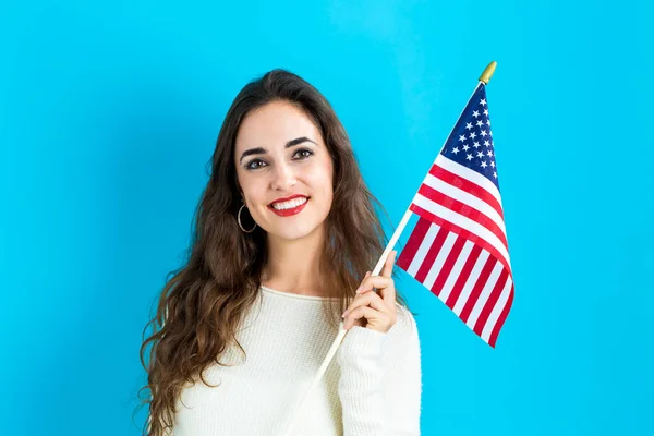 Jonge vrouw bedrijf Amerikaanse vlag — Stockfoto