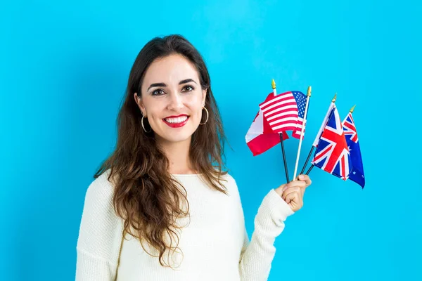 Mujer con banderas de países de habla inglesa — Foto de Stock