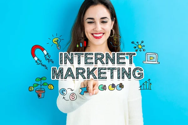 Internet Marketing koncept s mladou ženou — Stock fotografie