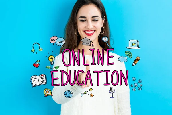 Concepto de educación en línea con mujer joven — Foto de Stock