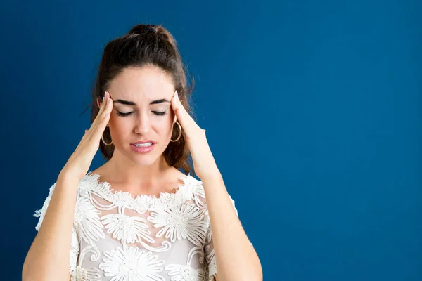 Mulher jovem sentindo-se estressada — Fotografia de Stock