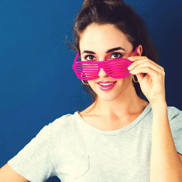 Mujer joven con gafas de sol persianas —  Fotos de Stock