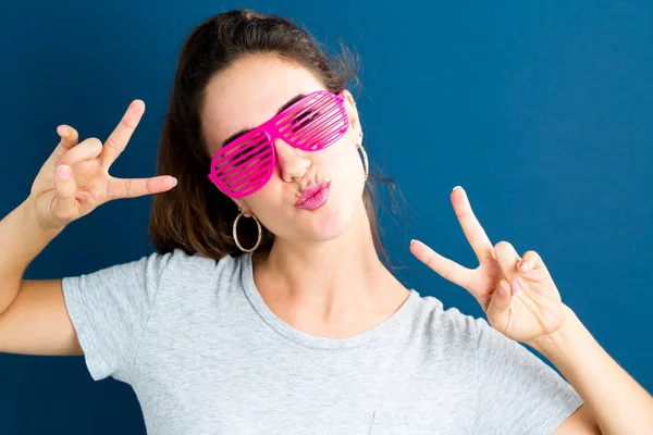 Mujer joven con gafas de sol persianas — Foto de Stock