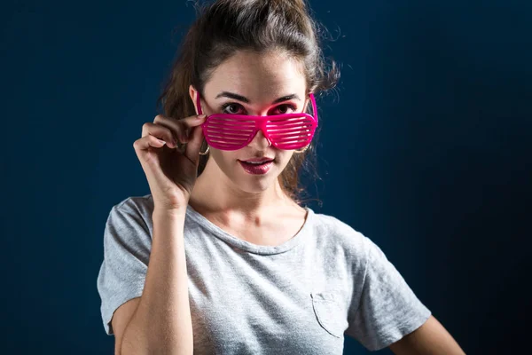 Mujer joven con gafas de sol persianas — Foto de Stock