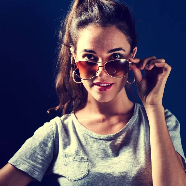 Mladá žena s sluneční brýle — Stock fotografie