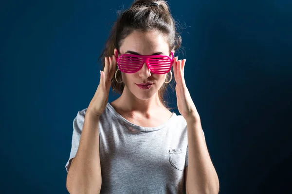 Mujer joven con gafas de sol persianas — Foto de Stock