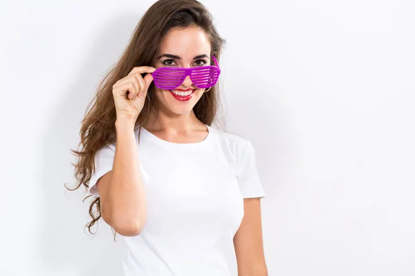 Jonge vrouw draagt sluiter tinten zonnebril — Stockfoto