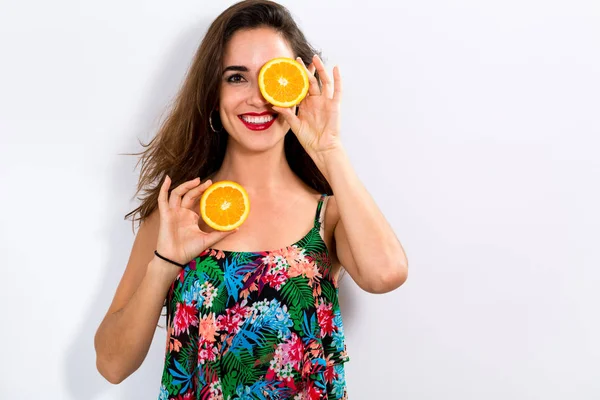 Feliz joven sosteniendo naranjas —  Fotos de Stock
