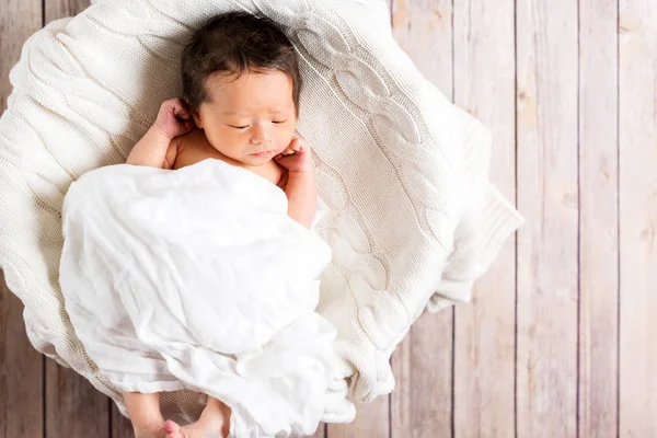Pasgeboren babyjongen in een mandje — Stockfoto