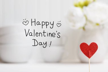 Küçük kırmızı kalp ile Sevgililer günü mesajı
