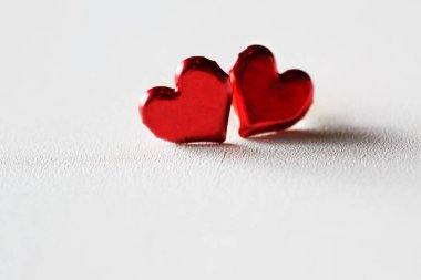 Küçük metal kırmızı Kalpler