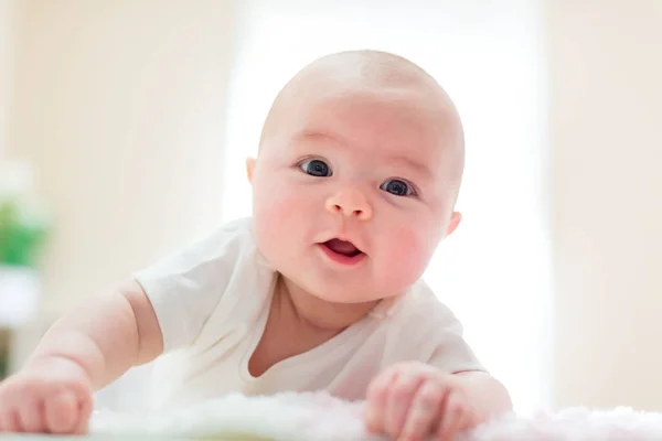 Meisje van de baby in haar huis — Stockfoto