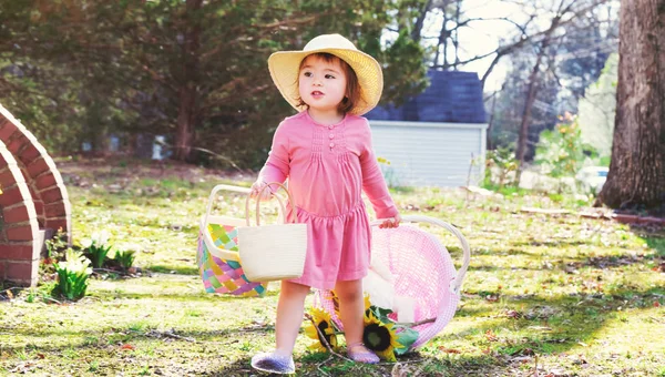 Toddler dziewczynka bawi się poza wielkanocnym koszyku — Zdjęcie stockowe