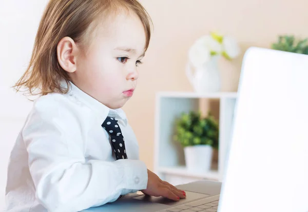 Ernsthafte Kleinkind Mädchen mit ihrem Laptop — Stockfoto