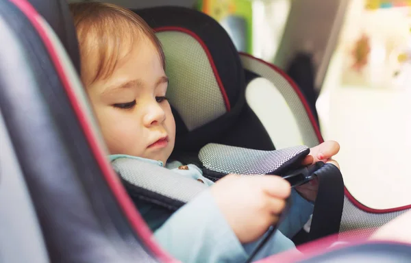 Menina criança em seu assento de carro — Fotografia de Stock