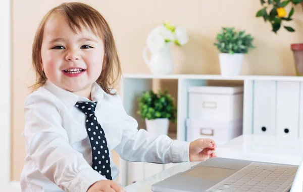 Glada barn girl använder en bärbar dator — Stockfoto