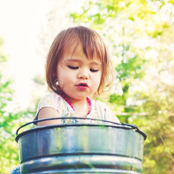 Ευχαρίστως toddler κορίτσι παίζει εκτός σε μια καλοκαιρινή μέρα — Φωτογραφία Αρχείου