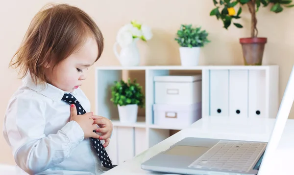 Toddler dziewczynka w koszuli i krawata — Zdjęcie stockowe