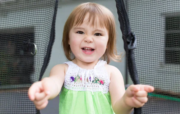 Batole dívka hraje na její trampolína — Stock fotografie