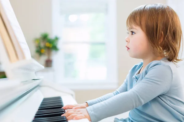 Toddler girl playing piano — Stock Photo, Image