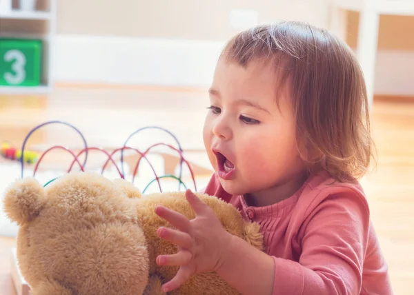 Felice bambina che gioca con il suo orsacchiotto — Foto Stock