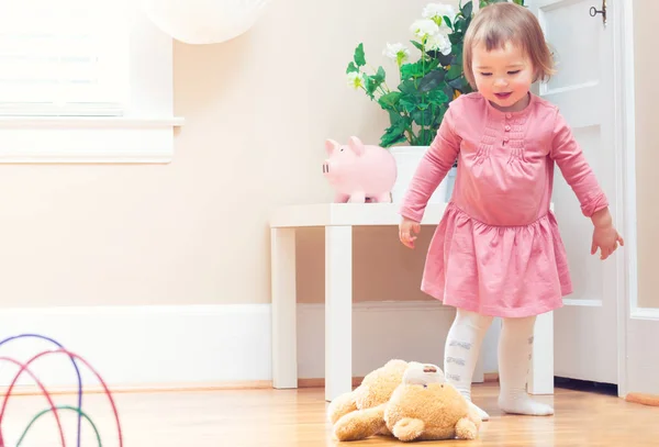 Gelukkig peuter meisje spelen met speelgoed — Stockfoto