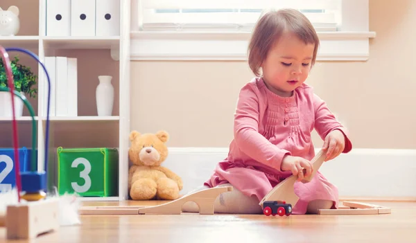 Joyeux bambin fille jouer avec des jouets — Photo