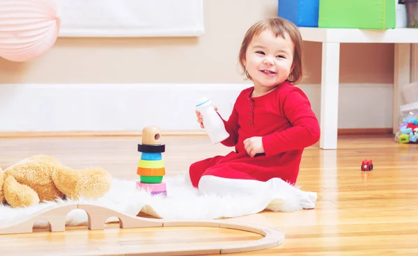 Gelukkig peuter meisje spelen met haar teddybeer — Stockfoto