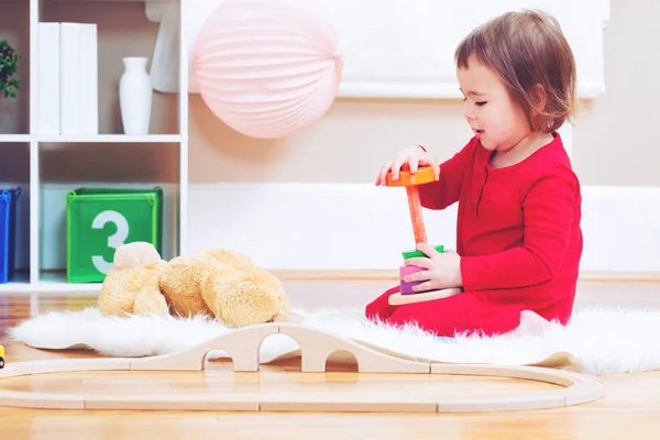 Onun oyuncak ayı ile oynarken mutlu yürümeye başlayan çocuk kız — Stok fotoğraf