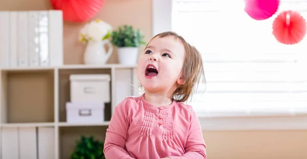 Menina criança feliz sorrindo — Fotografia de Stock