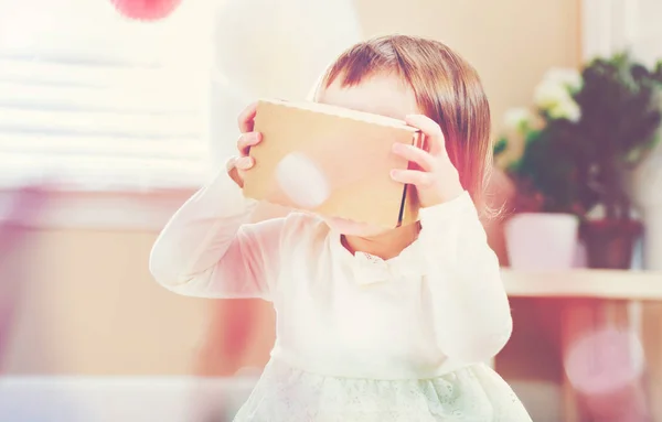 Toddler dziewczynka przy użyciu zestawu słuchawkowego wirtualnej rzeczywistości — Zdjęcie stockowe