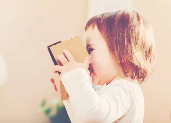 Niña usando un auricular de realidad virtual — Foto de Stock