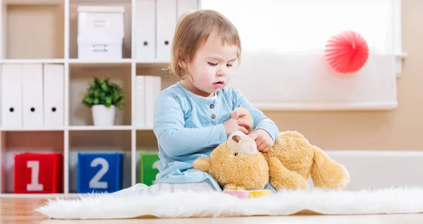 Niña pequeña tomar el té con su osito de peluche —  Fotos de Stock