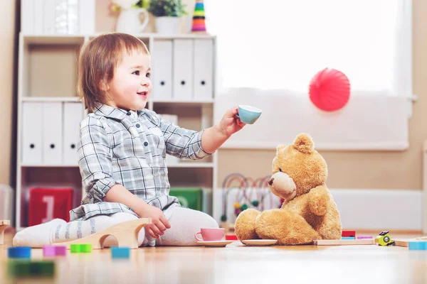 Feliz niña jugando con su osito de peluche —  Fotos de Stock