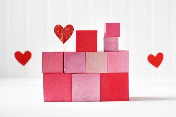 Κόκκινο και ροζ ξύλινα μπλοκ με μικρές καρδιές — Φωτογραφία Αρχείου