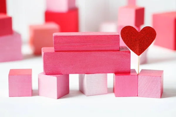 红色和粉色的木桩，用小的心 — 图库照片