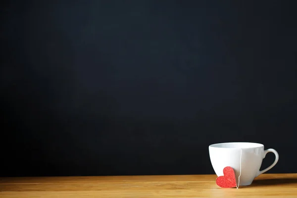 Kaffeetasse mit kleinem roten Herz — Stockfoto